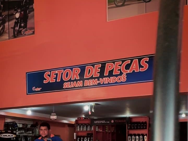 Balcão do setor de peças da Lider com pneus e lubrificantes