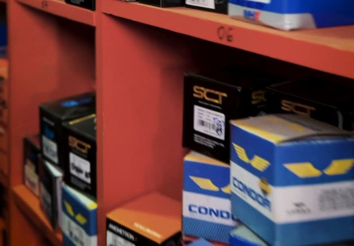 Prateleiras com caixas de peças de reposição